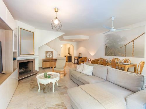 ein Wohnzimmer mit einem Sofa und einem Tisch in der Unterkunft Holiday Home Olivar by Interhome in Torre de Benagalbón