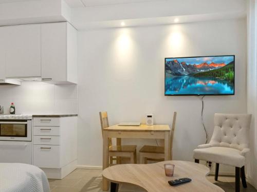 eine Küche und ein Esszimmer mit einem Tisch und einer Küchegmaxwell gmaxwell gmaxwell in der Unterkunft Holiday Home Skistar 313 by Interhome in Levi