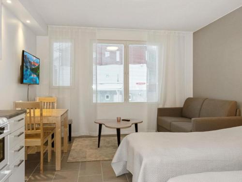 ein Schlafzimmer mit einem Bett, einer Couch und einem Tisch in der Unterkunft Holiday Home Skistar 313 by Interhome in Levi