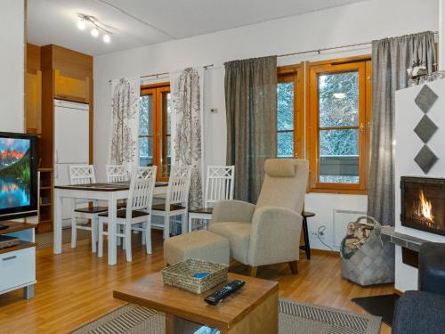 ein Wohnzimmer mit Kamin und ein Esszimmer in der Unterkunft Holiday Home Puolikuu a7 by Interhome in Sirkka