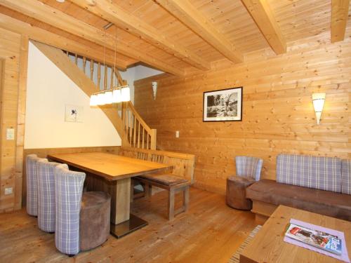 une salle à manger avec une table et un escalier dans l'établissement Chalet Antonia-1 by Interhome, à Finkenberg