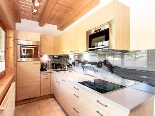 Kuchyňa alebo kuchynka v ubytovaní Chalet Antonia-1 by Interhome