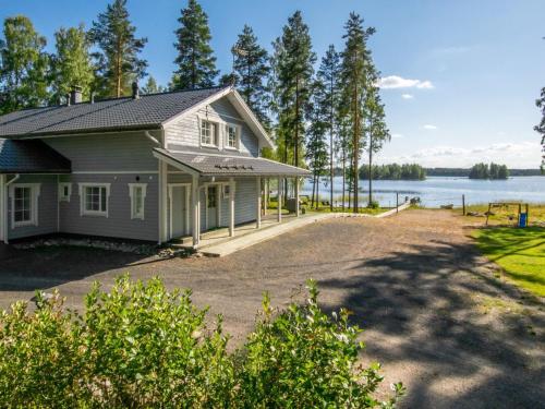 una casa con entrada junto a un lago en Holiday Home Isokoskelo by Interhome, en Pertunmaa