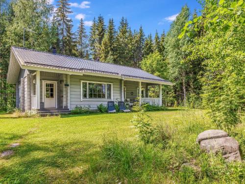 ein kleines grünes Haus inmitten eines Gartens in der Unterkunft Holiday Home Kiviniemi by Interhome in Hiukkajoki