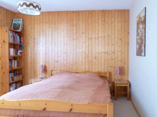 Postel nebo postele na pokoji v ubytování Apartment Centaure B RI 1 by Interhome