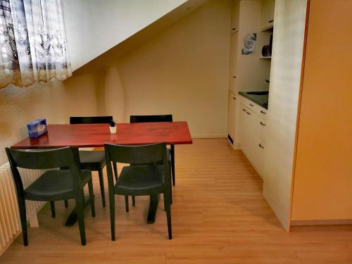 Apartment B&B am Berntor by Interhome في ثون: غرفة طعام مع طاولة وكراسي خشبية