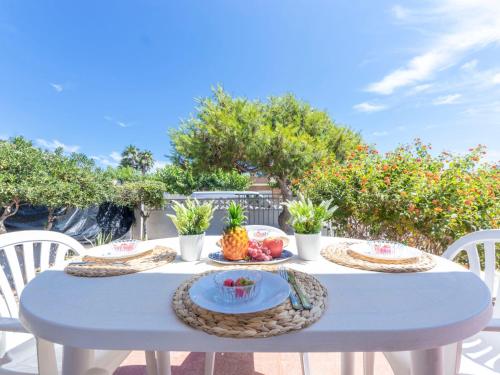 un tavolo blu con frutta su un patio di Holiday Home Urb Riumar by Interhome a Deltebre