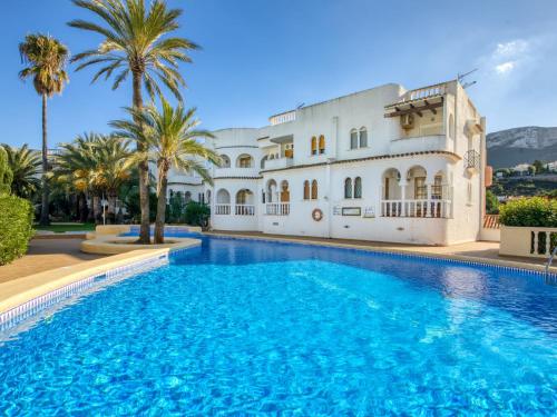 uma grande piscina em frente a um edifício em Holiday Home La Alhambra by Interhome em Denia