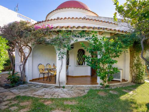 um pátio com uma mesa e cadeiras num quintal em Holiday Home La Alhambra by Interhome em Denia