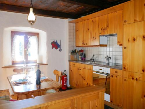 Kuchyň nebo kuchyňský kout v ubytování Holiday Home Rustico Stübii by Interhome
