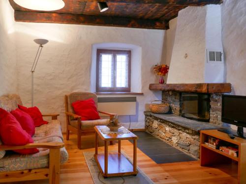 O zonă de relaxare la Holiday Home Rustico Stübii by Interhome