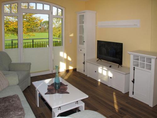 un soggiorno con divano e TV di Apartment Altherscher Hof-3 by Interhome a Zarrentin