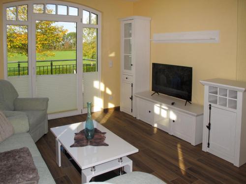 un soggiorno con un divano e una TV di Apartment Nelke by Interhome a Zarrentin