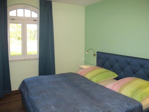 una camera da letto con un letto e una finestra di Apartment Nelke by Interhome a Zarrentin