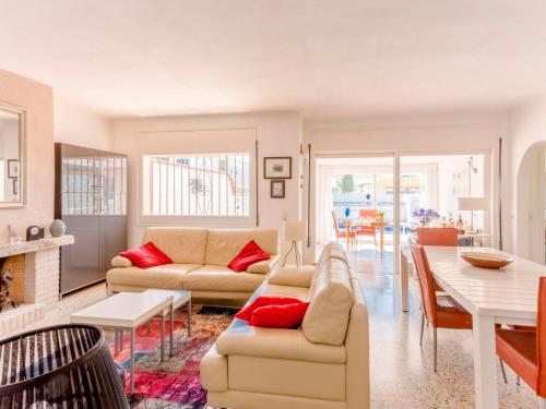 un soggiorno con 2 divani e un tavolo di Holiday Home Peni by Interhome a Empuriabrava