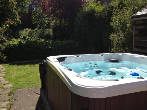 a jacuzziificialificialificialificialificialificialificialificialificial ialificialificialificialificialificialificialificialificialificialificialificialificialificialificialificialificialificialificialificialificialificialificialificialificialificialificialificialificialificialificialificialificialificialificialificialificialificialificialificialificialificialificialificialificialificialificialificialificialificialificialificialificial. in der Unterkunft Large 5 Bed House in Scarborough near the beach, Large Garden & HOT TUB in Scarborough