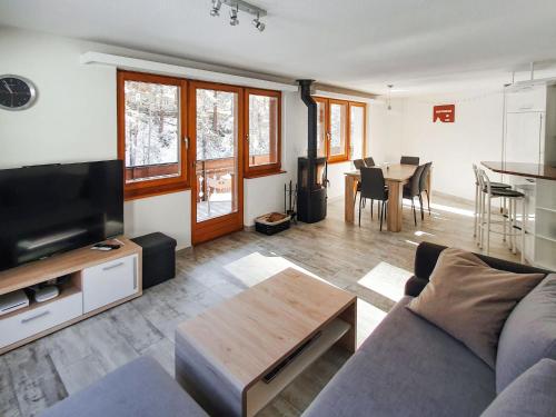 ein Wohnzimmer mit einem Sofa und einem Tisch in der Unterkunft Apartment Nirwana by Interhome in Zermatt