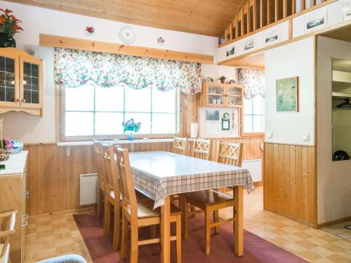 une cuisine avec une table et des chaises ainsi qu'une fenêtre dans l'établissement Holiday Home Tintintaival 2 a 8 by Interhome, à Tahkovuori