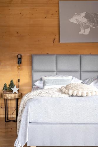a bedroom with a bed with a gray headboard at Wierchowa Chata in Kościelisko