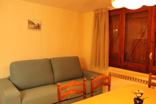  Apartaments Turístics Vilaró -  Room  picture :   Bath    TV    Kitchenette                           