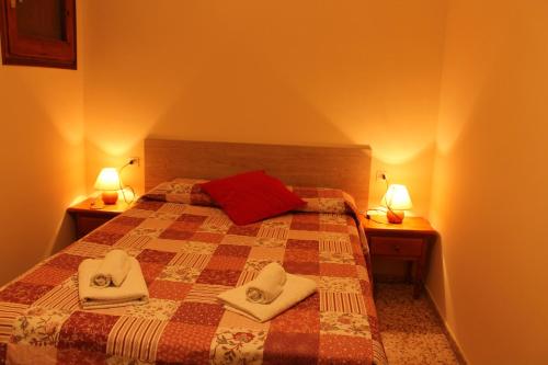  Apartaments Turístics Vilaró -  Room  picture :    Bath    TV    Kitchenette                            