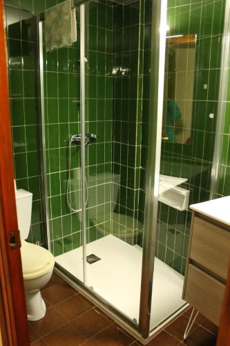  Apartaments Turístics Vilaró -  Room  picture :   Bath    TV    Kitchenette                           