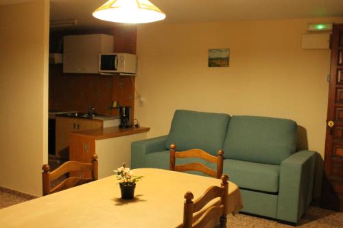  Apartaments Turístics Vilaró -  Room  picture :   Bath    TV    Kitchenette                           