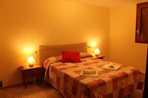  Apartaments Turístics Vilaró -  Room  picture :    Bath    TV    Kitchenette                            