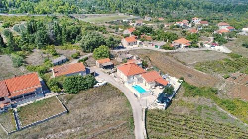 une vue aérienne sur une maison avec une route dans l'établissement Villa Ivana, à Korčula