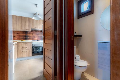 a small bathroom with a toilet and a sink at Casa Kaliste in Puerto Calero