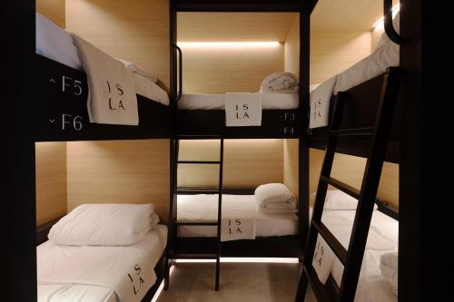ISLA Tel Aviv tesisinde bir ranza yatağı veya ranza yatakları