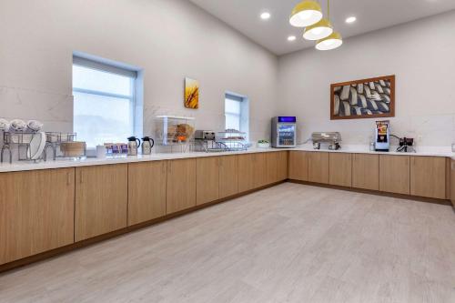 Принадлежности для чая и кофе в Comfort Suites Cottage Grove-Madison