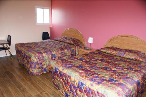 Un pat sau paturi într-o cameră la Elks Motel