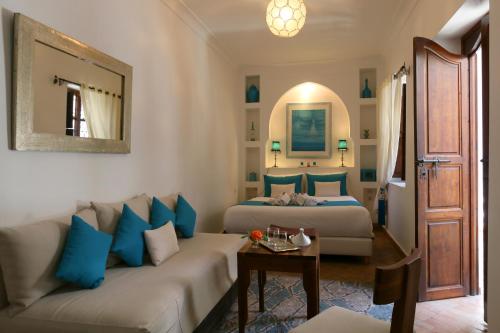 sala de estar con 2 camas y sofá en Riad Dar Elma And Spa, en Marrakech