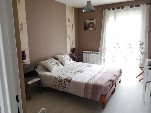 - une petite chambre avec un lit et une fenêtre dans l'établissement Maison gai séjour à Bellac, à Bellac