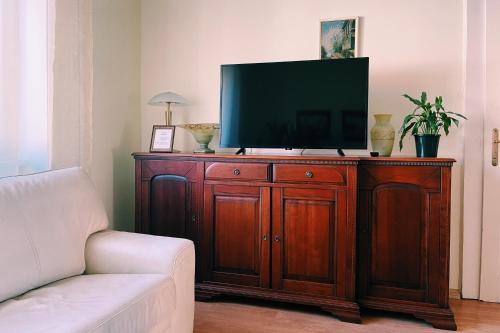 a living room with a television on a wooden cabinet at Apartman Soda in Ogulin