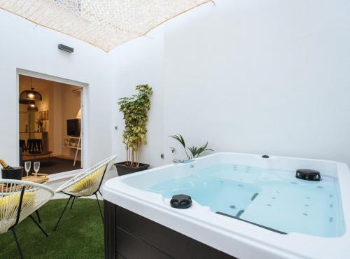 LOLA 14 SUITE APARTMENT- Private Jacuzzi in Patio, Sevilla ...