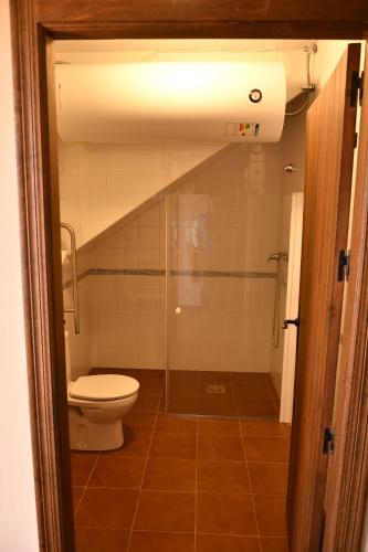 un bagno con wc e doccia in vetro di Casa Rural ESTACIÓN DEL SOLDADO a Estación del Soldado