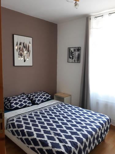 - une chambre avec un lit bleu et blanc et une fenêtre dans l'établissement 5 minutes des Arènes, parking gratuit, 6 couchages, à Nîmes