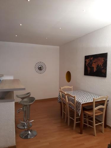 une cuisine et une salle à manger avec une table et des chaises dans l'établissement 5 minutes des Arènes, parking gratuit, 6 couchages, à Nîmes