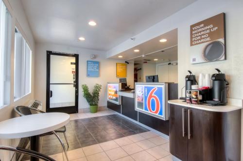 オーシャンサイドにあるMotel 6-Oceanside, CAのカウンターとテーブルのあるコーヒーショップ