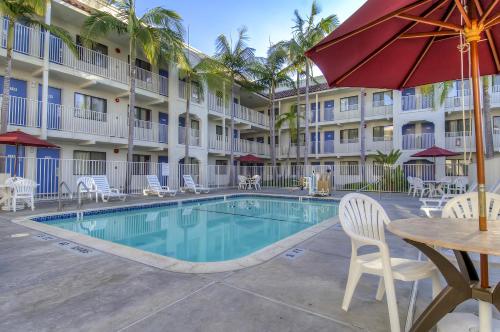 Motel 6-Oceanside, CAの敷地内または近くにあるプール