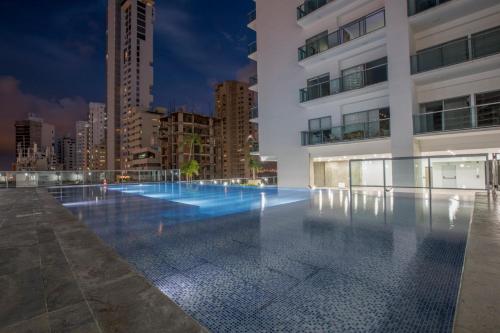 a swimming pool in the middle of a building at luxuriuso apartament in Cartagena de Indias