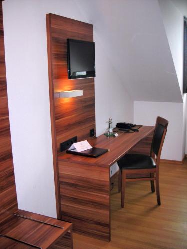 Televisyen dan/atau pusat hiburan di Hotel Landgasthof Euringer
