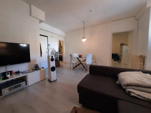 A television and/or entertainment centre at The secret window on the river Arno