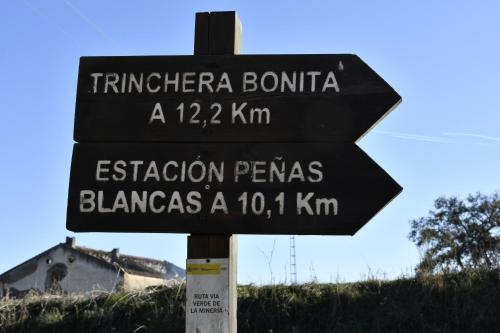 a street sign on a pole with two signs at Casa Rural del GUARDAGUJAS in Villanueva del Duque