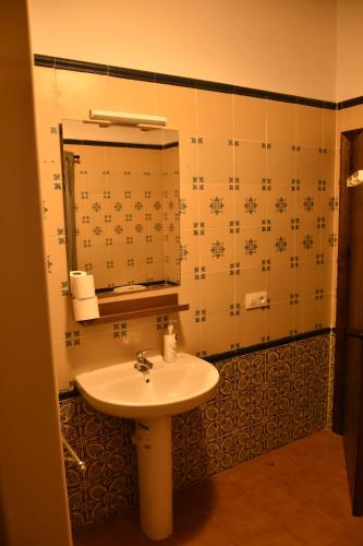 y baño con lavabo y espejo. en Casa Rural del GUARDAGUJAS, en Villanueva del Duque