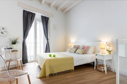Habitación blanca con cama y ventana en HSH Suites Santa Catalina, en Sevilla