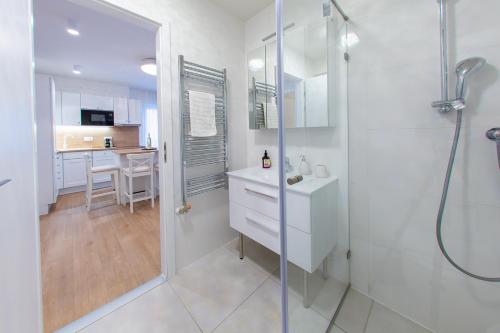 uma casa de banho com um chuveiro, um lavatório e um WC. em Cosy inner city getaway bestern em Szeged