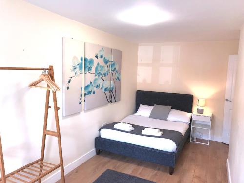 una camera con un letto e una scala di 2 bedroom Large Town Centre Apartment FREE Parking a Loughborough